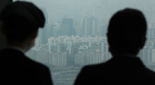 시민들이 서울 영등포구 63스퀘어에서 서울 도심 아파트 밀집 지역을 바라보고 있다. <연합뉴스>